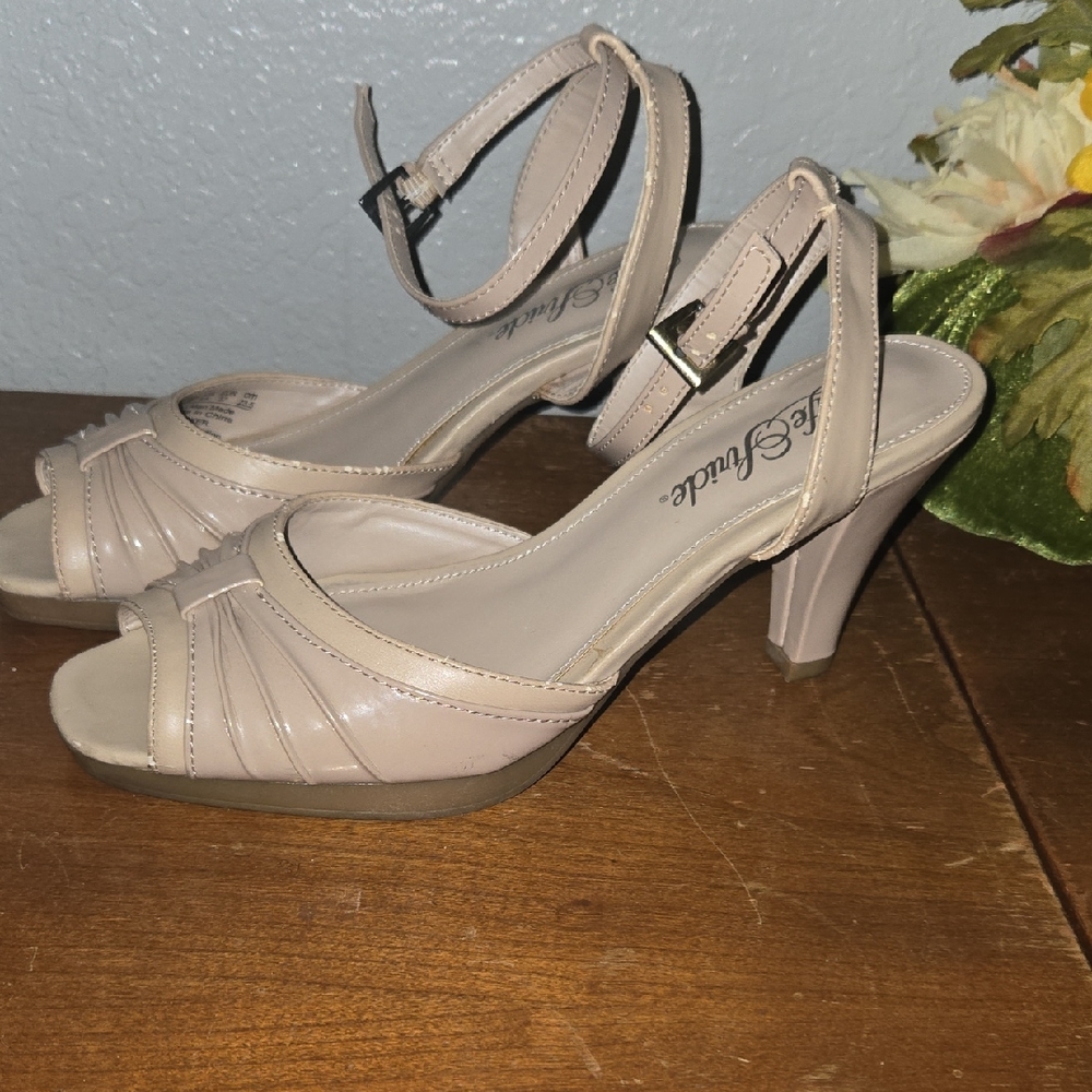 Life Stride Nude Heels